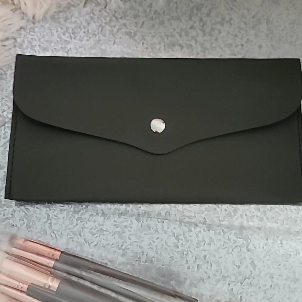 Makeup Brush & Case - Picture 4 of 7